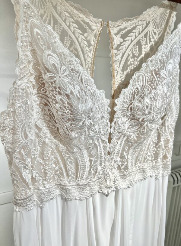 Robe de mariée 23407 – élégance romantique avec dentelle florale et jupe fluide en chiffon.