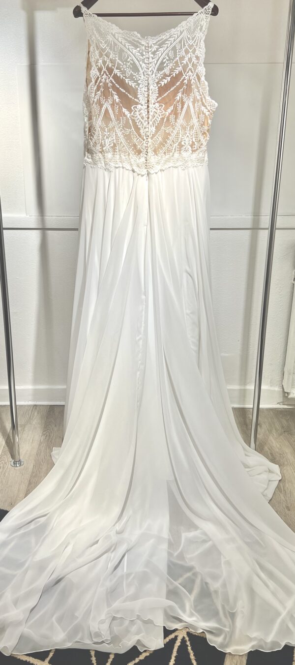 Robe de mariée 23407 – élégance romantique avec dentelle florale et jupe fluide en chiffon.