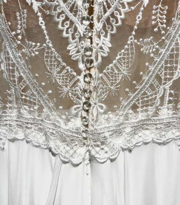 Robe de mariée 23407 – élégance romantique avec dentelle florale et jupe fluide en chiffon.