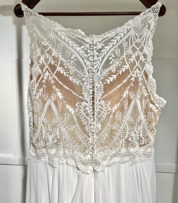 Robe de mariée 23407 – élégance romantique avec dentelle florale et jupe fluide en chiffon.