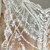 Robe de mariée 23407 – élégance romantique avec dentelle florale et jupe fluide en chiffon.