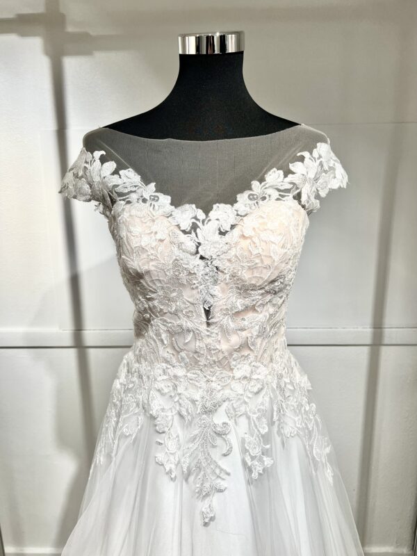 Robe de mariée 23112 – élégance romantique avec dentelle florale, décolleté en cœur et jupe fluide en tulle.
