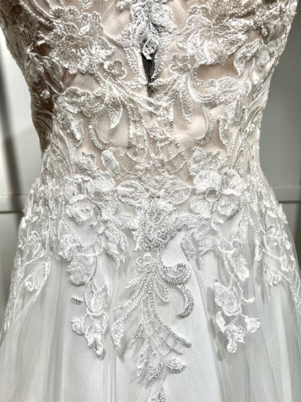 Robe de mariée 23112 – élégance romantique avec dentelle florale, décolleté en cœur et jupe fluide en tulle.