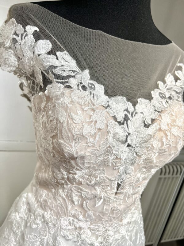 Robe de mariée 23112 – élégance romantique avec dentelle florale, décolleté en cœur et jupe fluide en tulle.