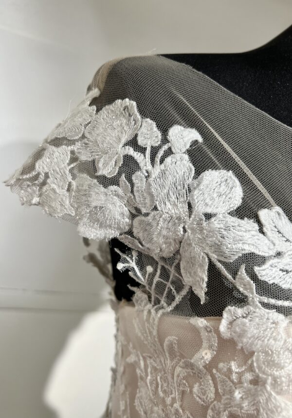 Robe de mariée 23112 – élégance romantique avec dentelle florale, décolleté en cœur et jupe fluide en tulle.