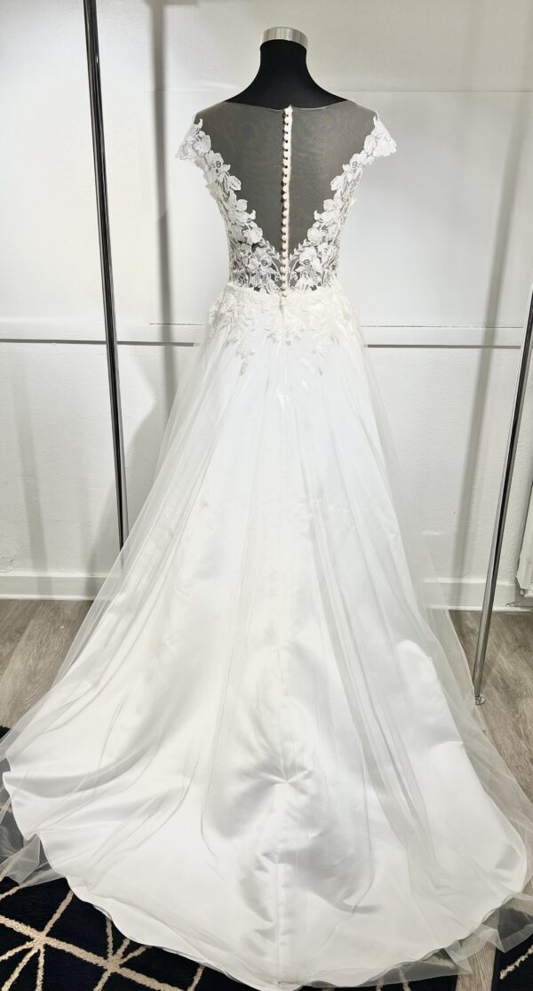 Robe de mariée 23112 – élégance romantique avec dentelle florale, décolleté en cœur et jupe fluide en tulle.