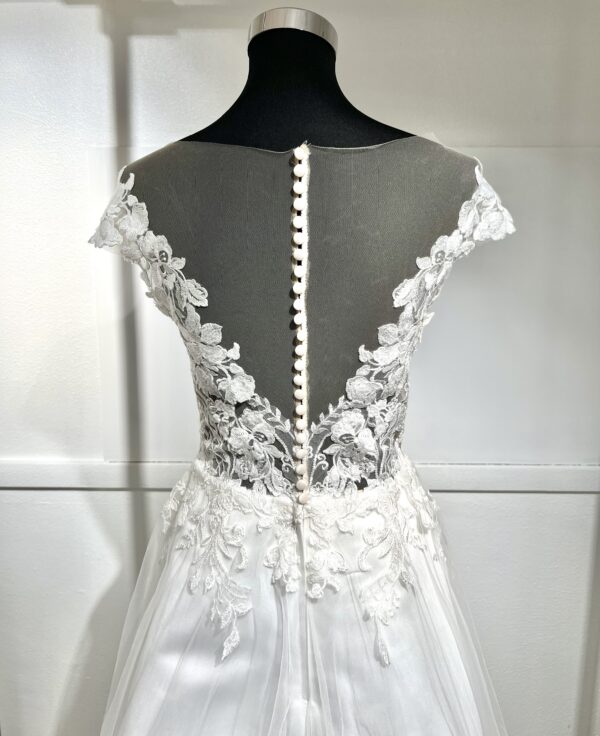 Robe de mariée 23112 – élégance romantique avec dentelle florale, décolleté en cœur et jupe fluide en tulle.
