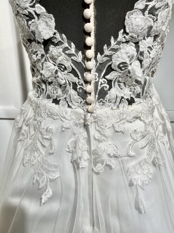 Robe de mariée 23112 – élégance romantique avec dentelle florale, décolleté en cœur et jupe fluide en tulle.