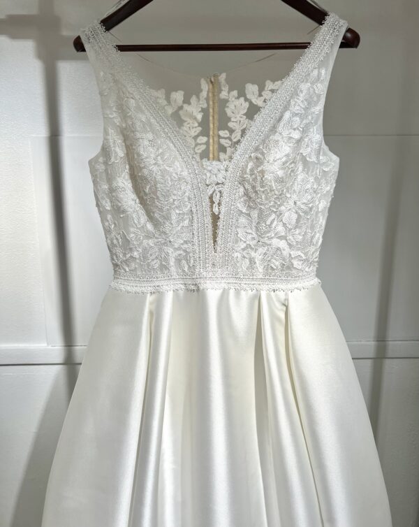 Robe de mariée Fresno – coupe princesse majestueuse avec dentelle délicate, dos illusion raffiné et jupe en Mikado.