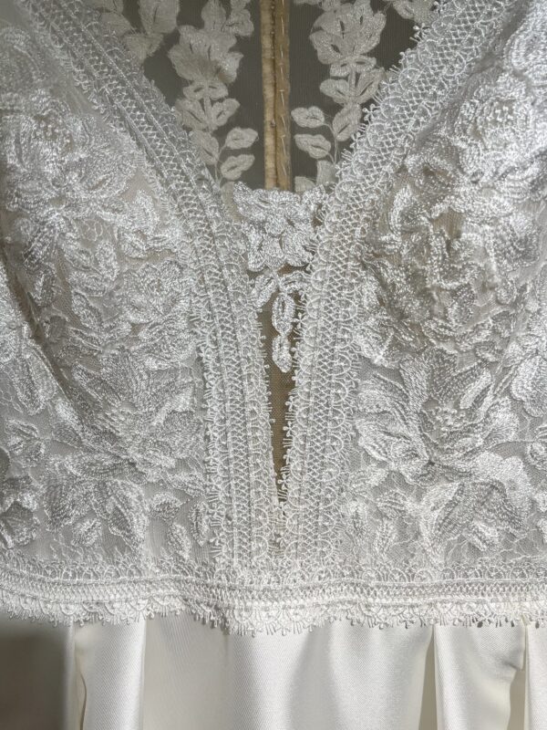 Robe de mariée Fresno – coupe princesse majestueuse avec dentelle délicate, dos illusion raffiné et jupe en Mikado.