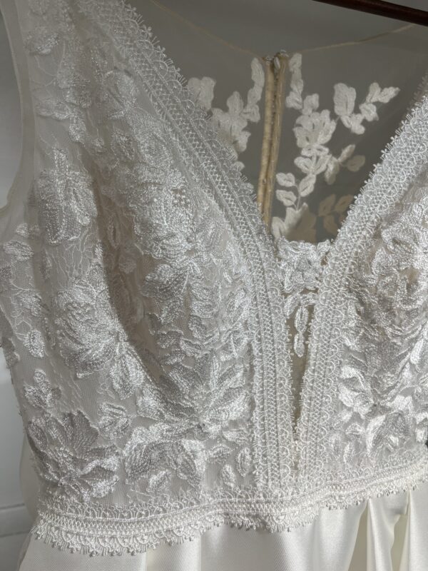 Robe de mariée Fresno – coupe princesse majestueuse avec dentelle délicate, dos illusion raffiné et jupe en Mikado.