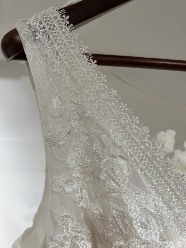 Robe de mariée Fresno – coupe princesse majestueuse avec dentelle délicate, dos illusion raffiné et jupe en Mikado.