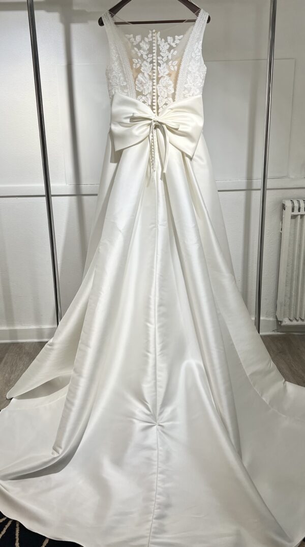 Robe de mariée Fresno – coupe princesse majestueuse avec dentelle délicate, dos illusion raffiné et jupe en Mikado.