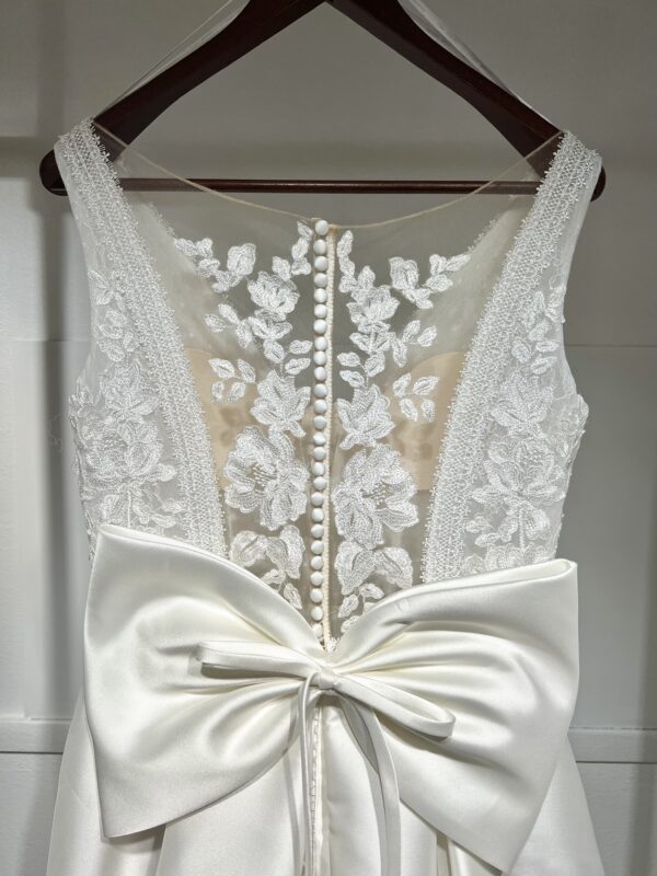 Robe de mariée Fresno – coupe princesse majestueuse avec dentelle délicate, dos illusion raffiné et jupe en Mikado.