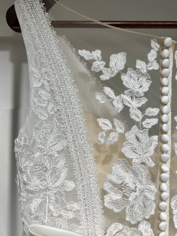 Robe de mariée Fresno – coupe princesse majestueuse avec dentelle délicate, dos illusion raffiné et jupe en Mikado.