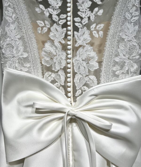 Robe de mariée Fresno – coupe princesse majestueuse avec dentelle délicate, dos illusion raffiné et jupe en Mikado.