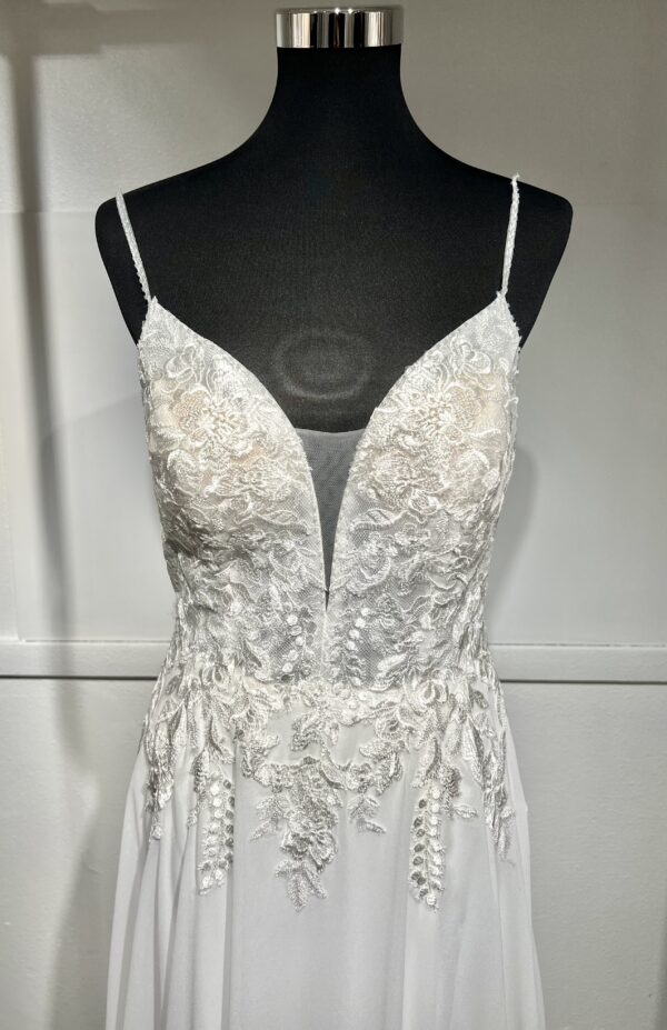 Robe de mariée Tailane – élégance bohème avec dentelle florale, manches bouffantes et jupe fluide en mousseline.