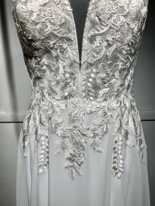 Robe de mariée Tailane – élégance bohème avec dentelle florale, manches bouffantes et jupe fluide en mousseline.