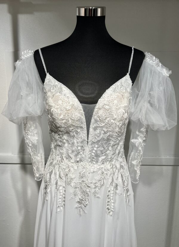 Robe de mariée Tailane – élégance bohème avec dentelle florale, manches bouffantes et jupe fluide en mousseline.