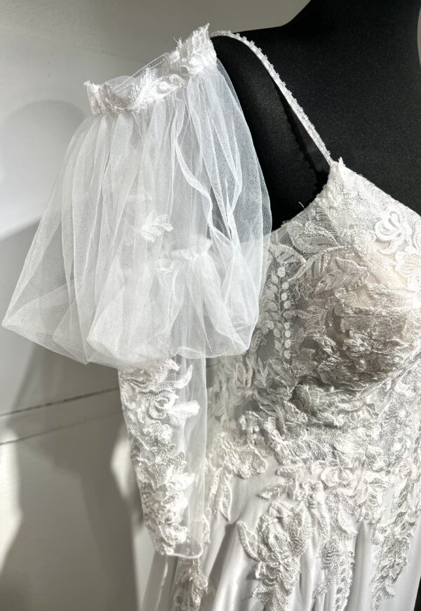 Robe de mariée Tailane – élégance bohème avec dentelle florale, manches bouffantes et jupe fluide en mousseline.
