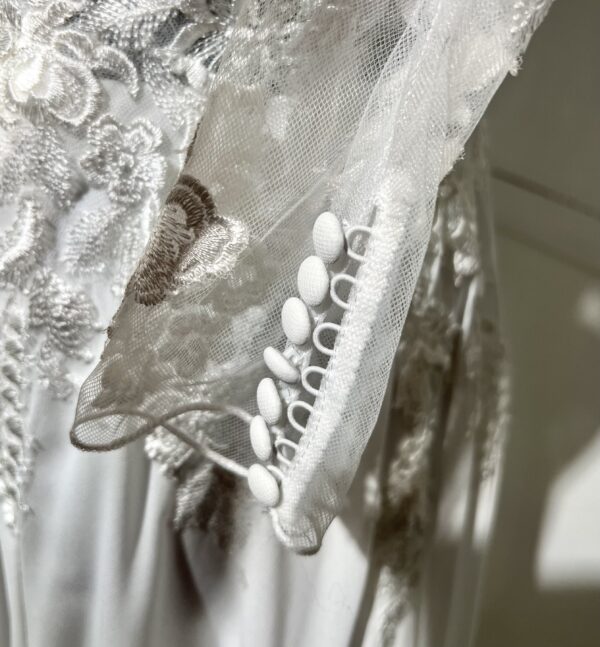 Robe de mariée Tailane – élégance bohème avec dentelle florale, manches bouffantes et jupe fluide en mousseline.