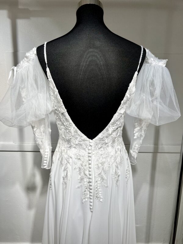Robe de mariée Tailane – élégance bohème avec dentelle florale, manches bouffantes et jupe fluide en mousseline.
