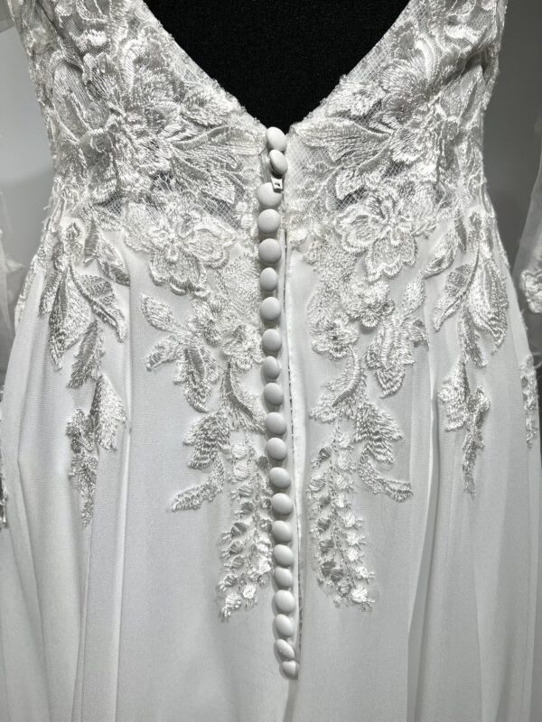 Robe de mariée Tailane – élégance bohème avec dentelle florale, manches bouffantes et jupe fluide en mousseline.