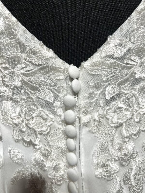 Robe de mariée Tailane – élégance bohème avec dentelle florale, manches bouffantes et jupe fluide en mousseline.