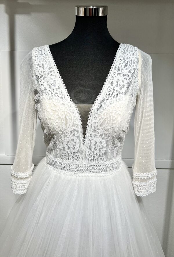 Robe de mariée Festuc – style princesse avec corsage en dentelle, manches brodées et jupe volumineuse en tulle.