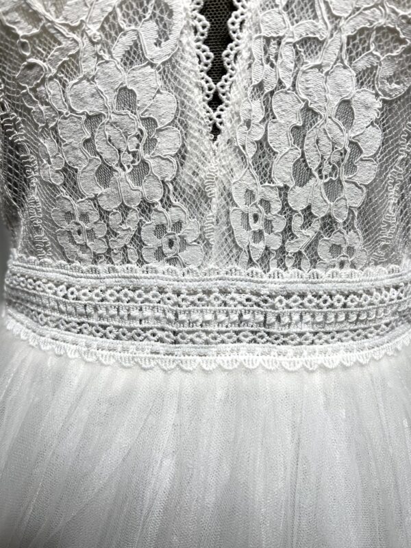 Robe de mariée Festuc – style princesse avec corsage en dentelle, manches brodées et jupe volumineuse en tulle.