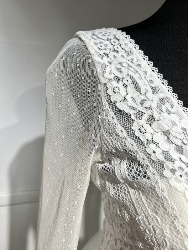 Robe de mariée Festuc – style princesse avec corsage en dentelle, manches brodées et jupe volumineuse en tulle.