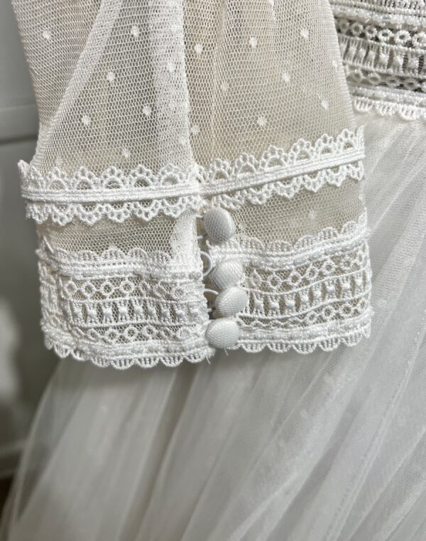 Robe de mariée Festuc – style princesse avec corsage en dentelle, manches brodées et jupe volumineuse en tulle.