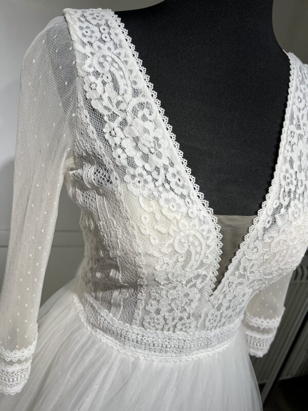 Robe de mariée Festuc – style princesse avec corsage en dentelle, manches brodées et jupe volumineuse en tulle.