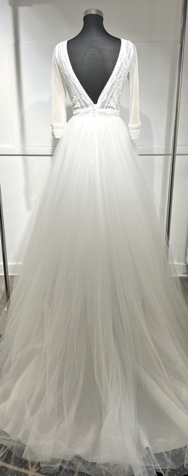 Robe de mariée Festuc – style princesse avec corsage en dentelle, manches brodées et jupe volumineuse en tulle.