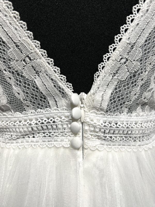 Robe de mariée Festuc – style princesse avec corsage en dentelle, manches brodées et jupe volumineuse en tulle.