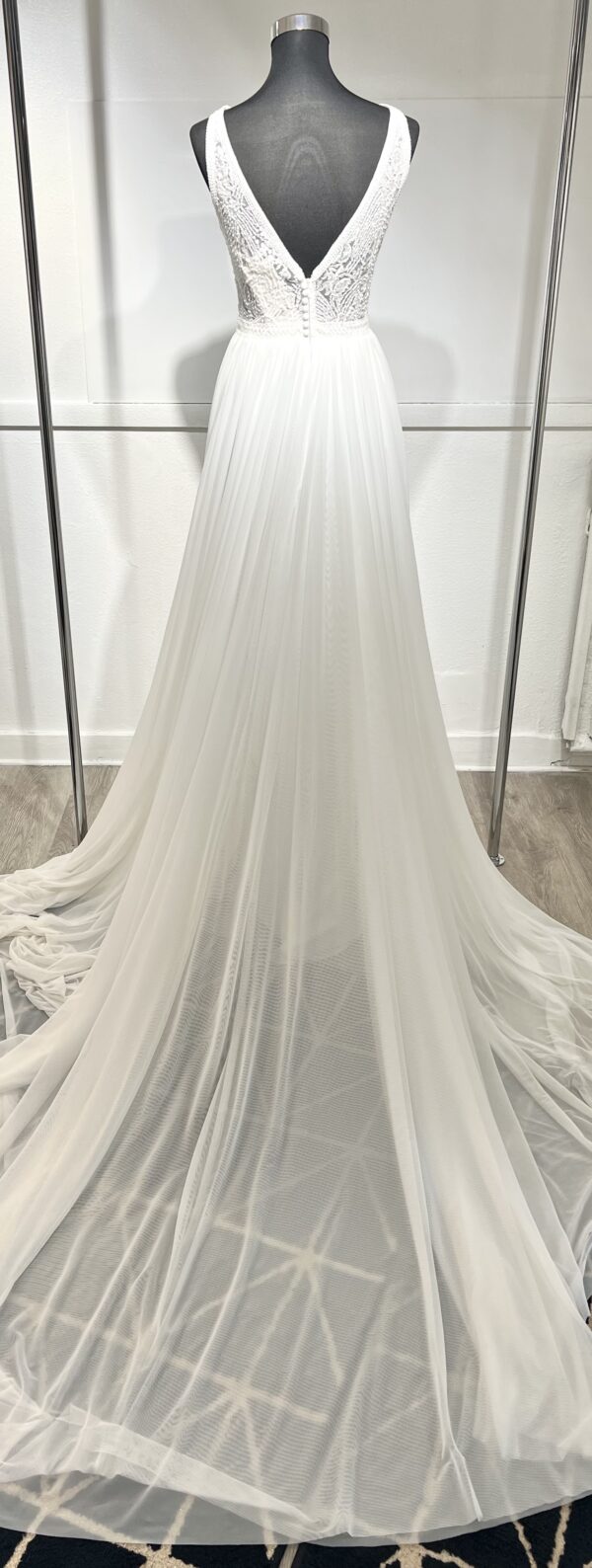 Robe de mariée Imber – style bohème chic avec corsage en dentelle brodée et jupe fluide en mousseline.