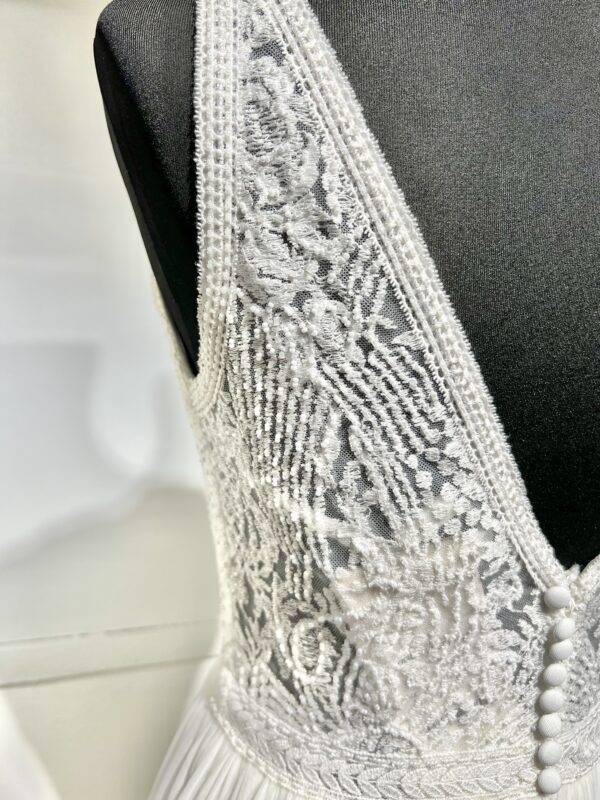 Robe de mariée Imber – style bohème chic avec corsage en dentelle brodée et jupe fluide en mousseline.