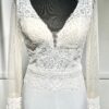 Robe de mariée Naray – Dentelle, décolleté en V et jupe fluide en crêpe.
