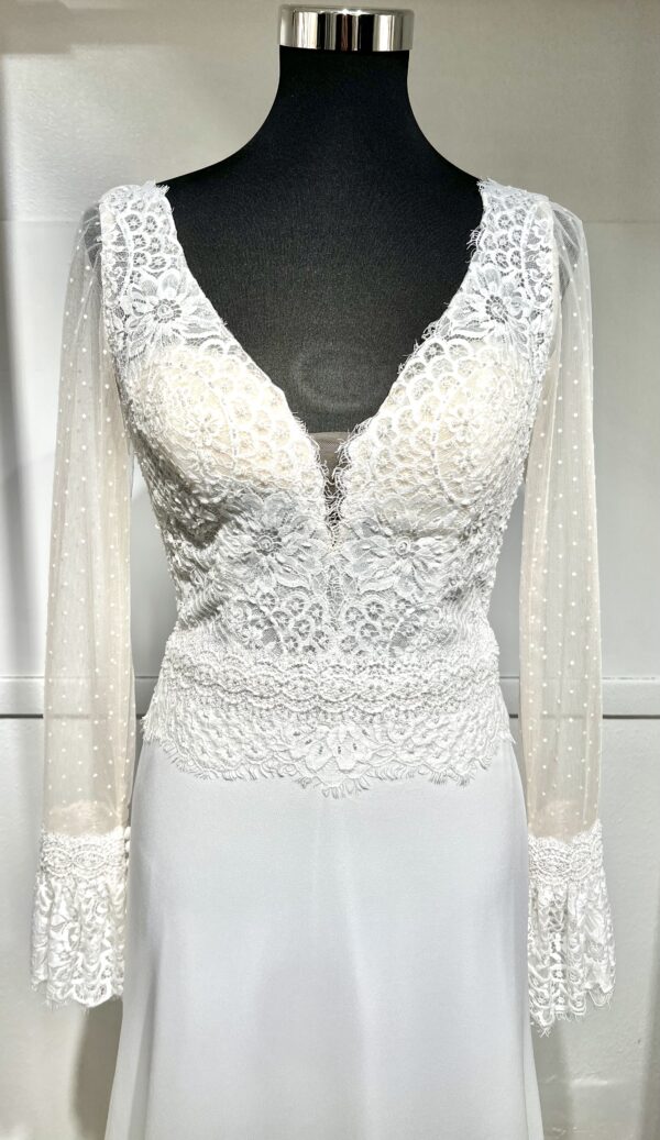 Robe de mariée Naray – Dentelle, décolleté en V et jupe fluide en crêpe.
