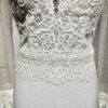 Robe de mariée Naray – Dentelle, décolleté en V et jupe fluide en crêpe.