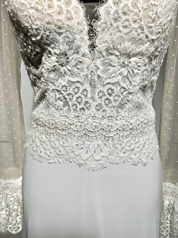 Robe de mariée Naray – Dentelle, décolleté en V et jupe fluide en crêpe.