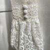 Robe de mariée Naray – Dentelle, décolleté en V et jupe fluide en crêpe.