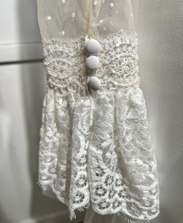 Robe de mariée Naray – Dentelle, décolleté en V et jupe fluide en crêpe.
