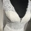Robe de mariée Naray – Dentelle, décolleté en V et jupe fluide en crêpe.