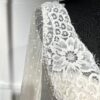 Robe de mariée Naray – Dentelle, décolleté en V et jupe fluide en crêpe.
