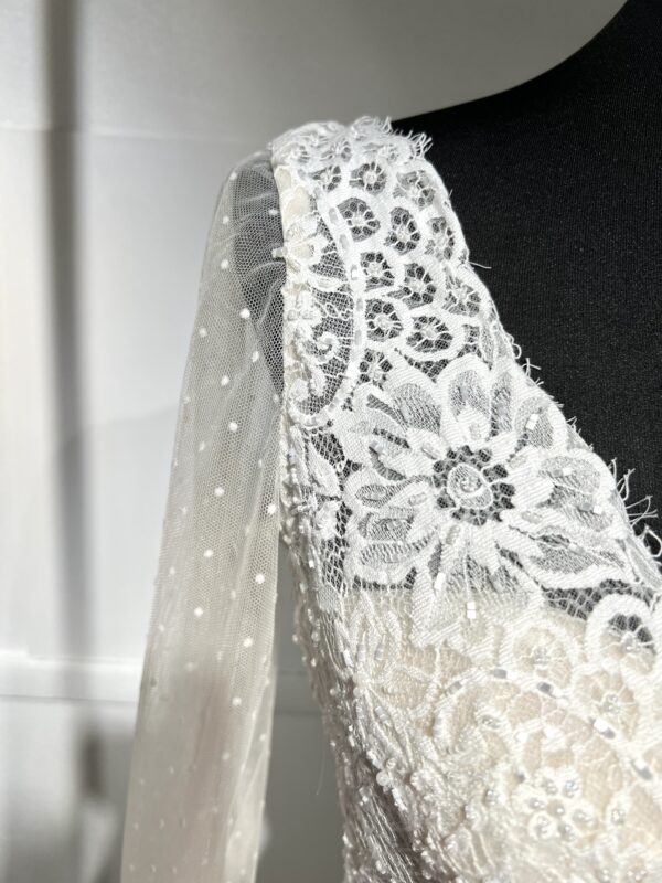 Robe de mariée Naray – Dentelle, décolleté en V et jupe fluide en crêpe.