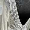 Robe de mariée Naray – Dentelle, décolleté en V et jupe fluide en crêpe.
