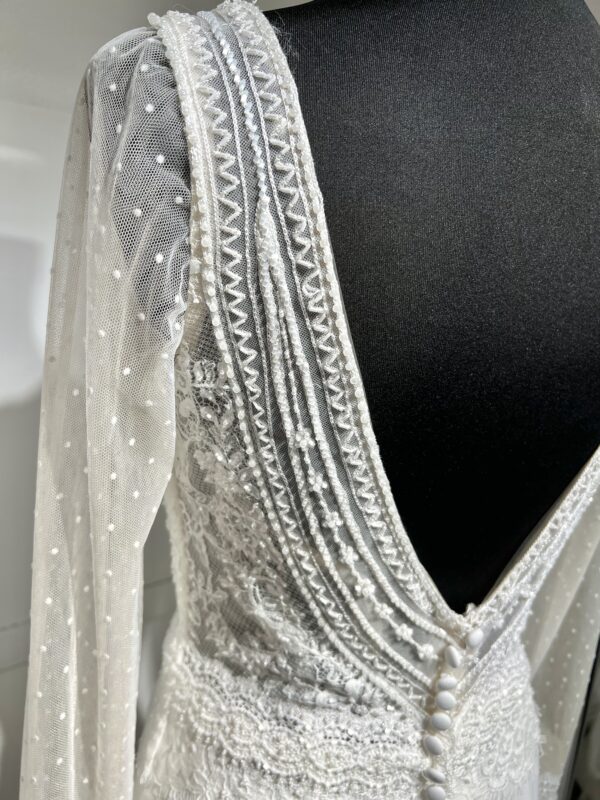 Robe de mariée Naray – Dentelle, décolleté en V et jupe fluide en crêpe.