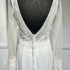 Robe de mariée Naray – Dentelle, décolleté en V et jupe fluide en crêpe.