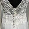 Robe de mariée Naray – Dentelle, décolleté en V et jupe fluide en crêpe.